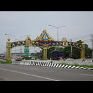 Ein Bogen, wie er am Ortseingang vieler Städte die Straße überspannt